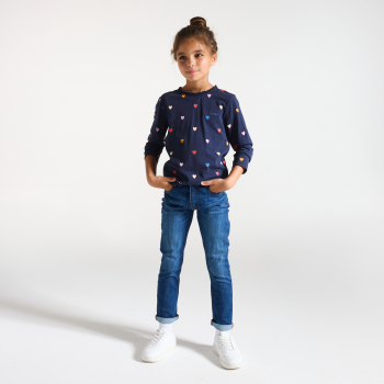 تيشيرت أزرق داكن بأكمام طويلة عليه قلوب صغيرة للفتيات